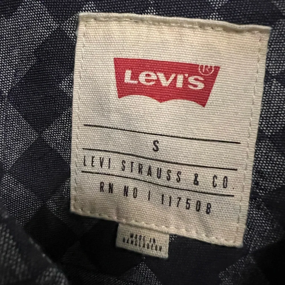 NWT Levi's Men's Penta Short Sleeve Woven Shirt, Dress Dark Blue & Grey, Small - Picture 3 of 10